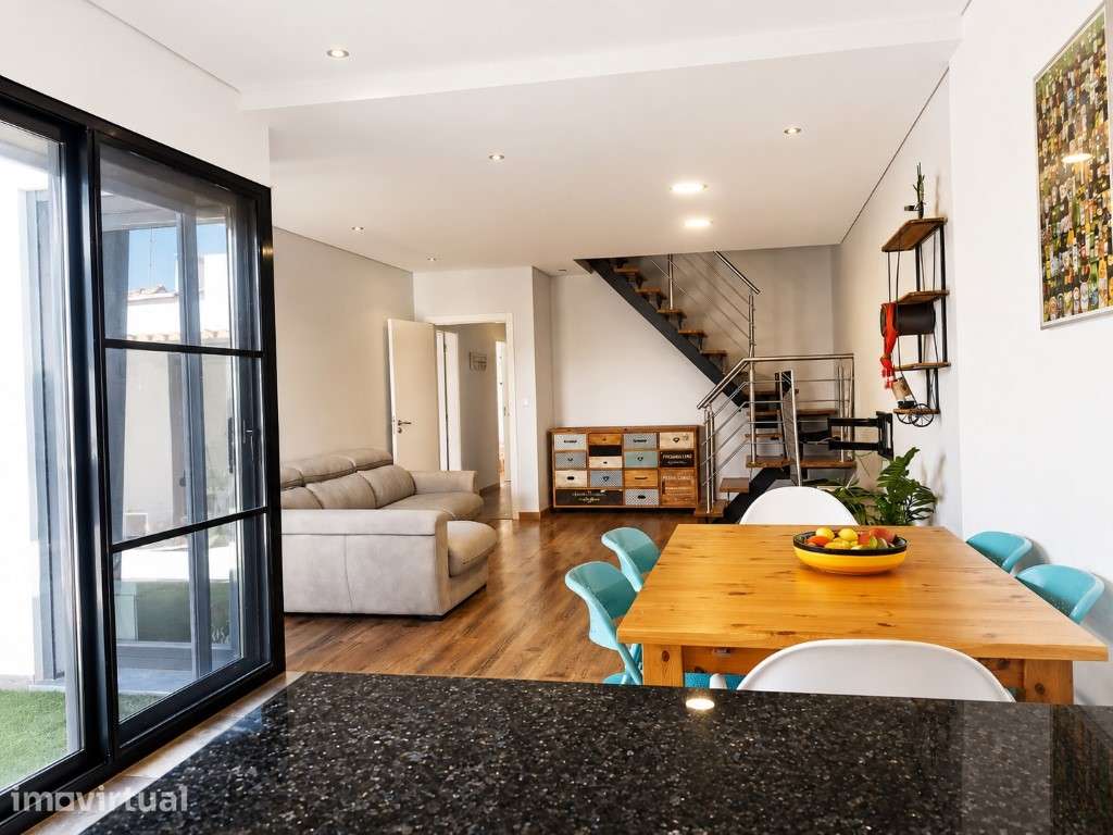 Moradia T3 +1 Renovada Pronta a Habitar Espaço, Conforto e excelent... - Grande imagem: 2/30