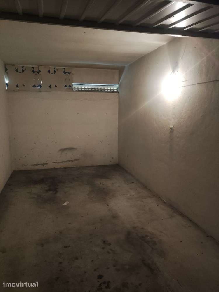 Garagem privada para arrendamento - Rua Artur Bivar, Lamaçães - Grande imagem: 3/5