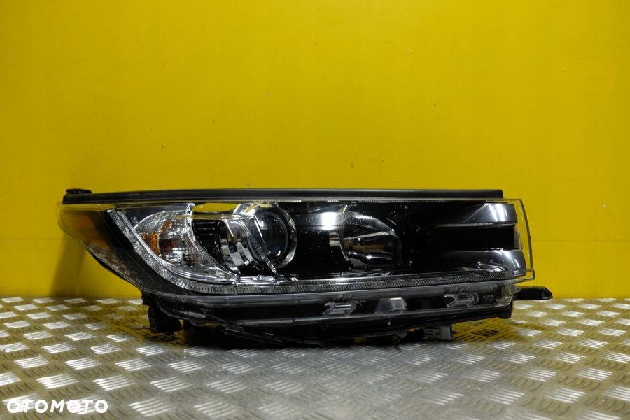 TOYOTA HIGHLANDER LIFT 2017-2018 REFLEKTOR LAMPA ZWYKŁA Z LED R USA - 1