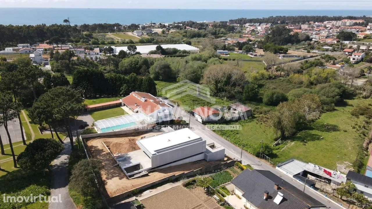 Moradia de Luxo V4 c/ Jardim e Piscina em Valadares - Grande imagem: 4/24