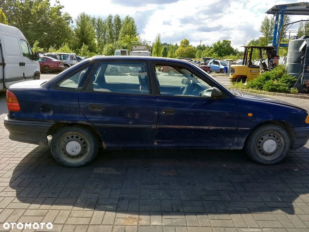 Opel Astra F (94-02r.) 1.6B 74KM. Silnik X16SZR Skrzynia F13 W374.Cały na części. GWARANCJA !!! Przód Tył Zestaw Komplet Drzwi Klapa Zderzak Błotnik Maska Grill Atrapa Szyba Pas Lampa Lusterko Boczki Fotel Kanapa Kokpit Deska Rozdzielcza Przełącznik Włącznik Sterownik Przewody Wiązka Instalacja Moduł Komputer Czujnik Listwa Pompa Alternator Wtryski Głowica Rozrusznik Kompresor Sprzęgło Dwumas Silnik Skrzynia ABS Klimatyzacji Paliwa Wspomagania Kolektor Turbina Przepustnica Zawór Chłodnica Koło Hak Belka Sanki Zawieszenie Mcpherson Półoś Amortyzator Wydech Tłumik Zacisk Most - 4