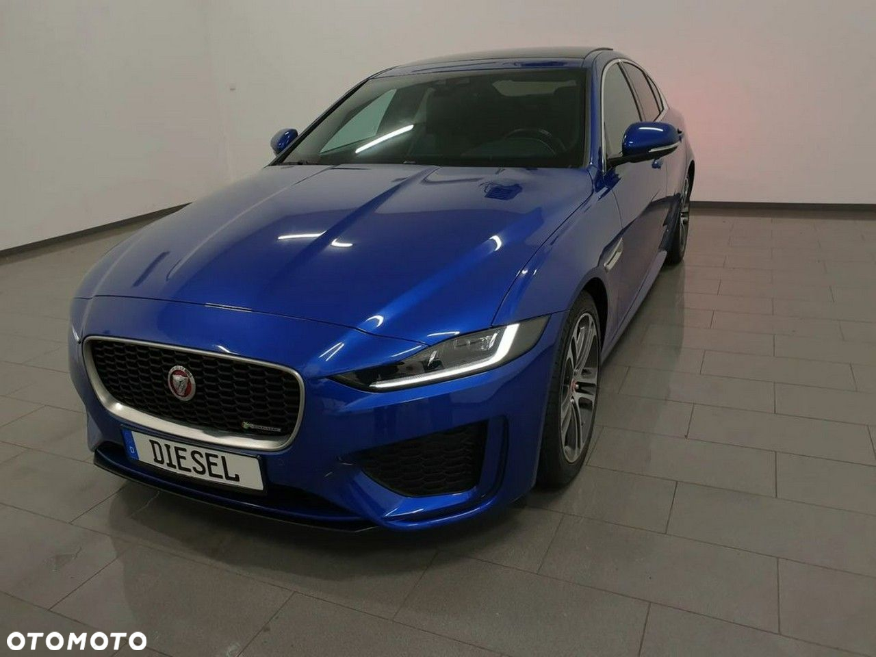 Jaguar XE 2.0 D180 R-Dynamic SE - 37