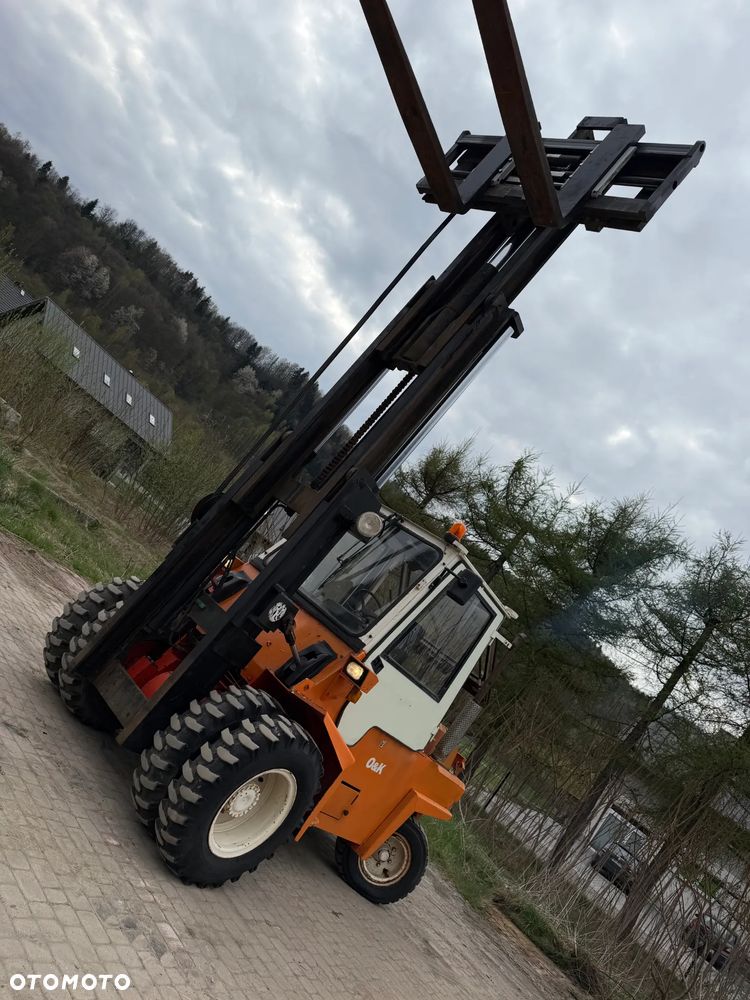 O&K V80 Wózek Widłowy Niemiecki Producent O&K. Silnik DEUTZ 90 km. Udźwig 8 ton. Gabarytowo mała maszyna z Wielkim udźwigiem. Podwójne Koła. Regulacja wideł i Karetki Hydrauliczna. Maszt TRIPLEX. niski przebieg 5790h. Maszyna Pochodzi z Norweskiej Komuny! Nie posiada luzów i wycieków Jazda Hydrostatic. Stan Perfekcyjny! DIESEL. Opony Nowe. Okazja - 6