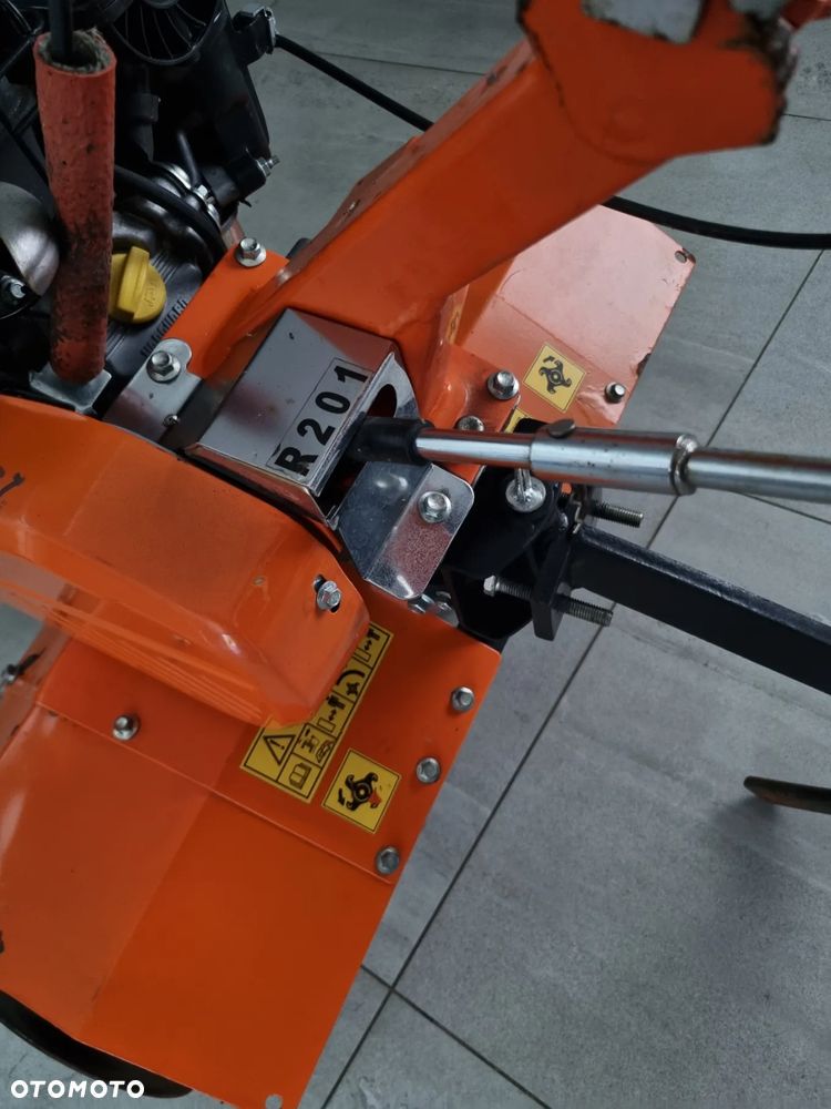Husqvarna Glebogryzarka Kultywator BENASSI. Włoska Oryginalna Maszyna sprowadzona z Norwegii. Silnik Honda lub BRIGGS VANGUARD. 7km lub 5,5km . Szerokość rob. 80cm. 3 biegi pracy. To nie jest chińczyk!! Prawdziwy kultywator Przemysłowy koszt nowego około 10 tysięcy złotych. Okazja  cena zimowa wyprzedaż!! - 10