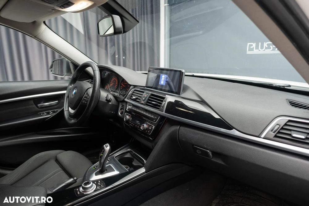 BMW Seria 3 318d Aut. Sport Line - 33