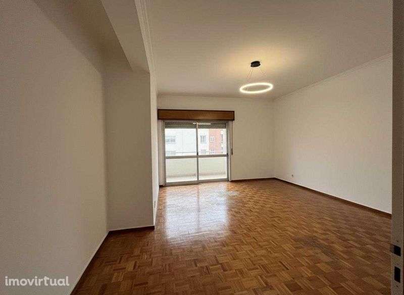 Vendo terreno de 9.000 m2 com casa T5 em Lisboa - Grande imagem: 5/11
