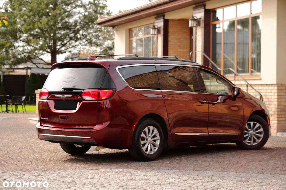 Chrysler Pacifica - 5