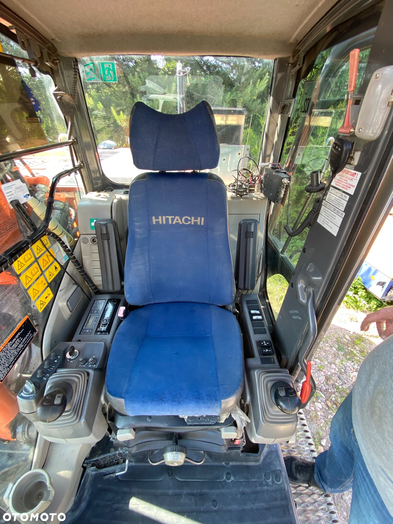 Hitachi ZX225USLC - 12
