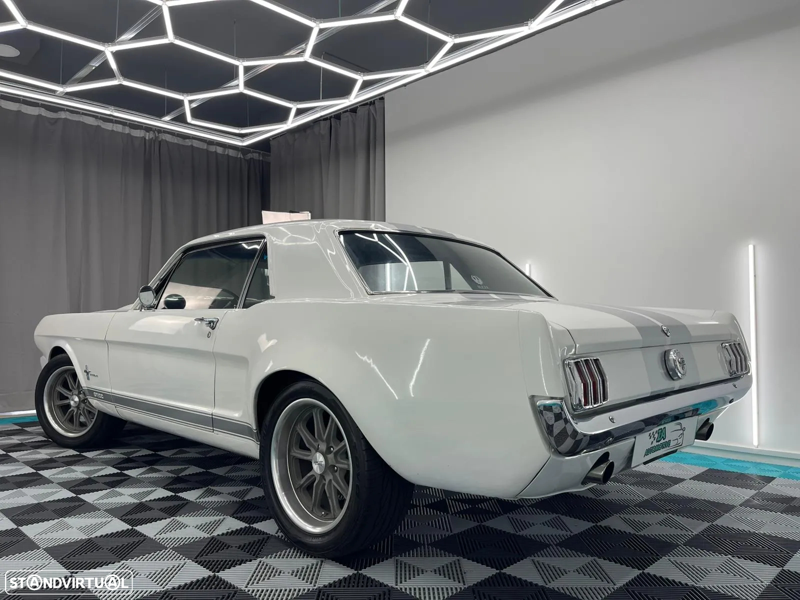 Ford Mustang - 8