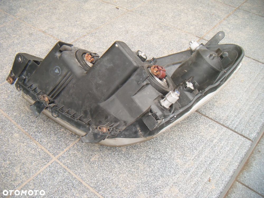toyota corolla verso 05r  lampa prawy przód - 3