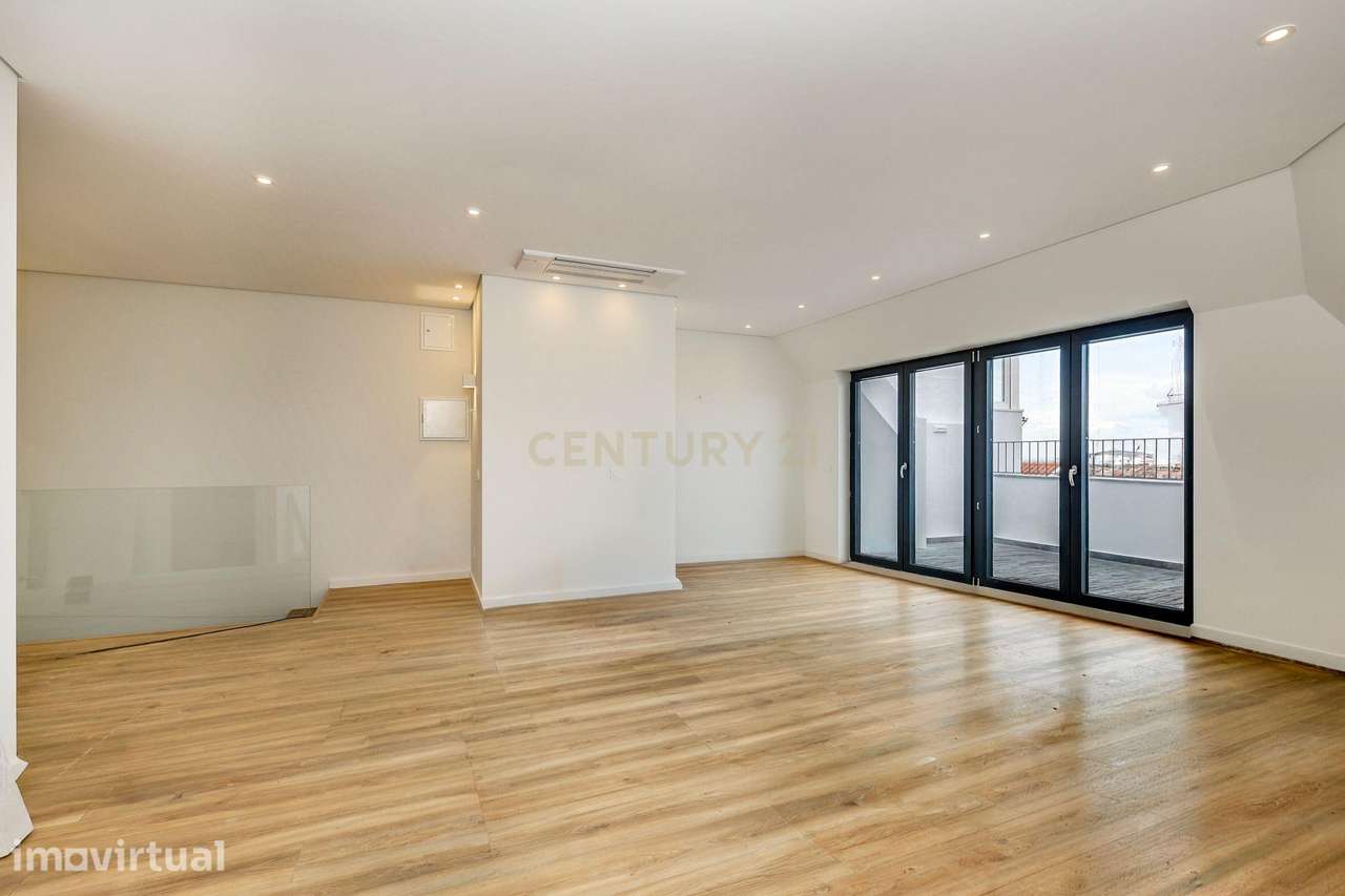 Viva o privilégio do Tejo: T3 Duplex exclusivo no coração de Santa Iri - Grande imagem: 2/29