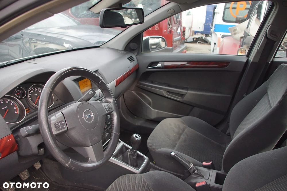 Auto na części - Opel Astra III H 1.6 105 KM Z16XEP F17 Z167 2004R Silnik Skrzynia Drzwi Maska Błotnik Zderzak Klapa Lampa Lusterko Klamka Szyba Deska Kokpit Sterownik Moduł Czujnik Licznik Wyświetlacz Panel Kierownica - 12