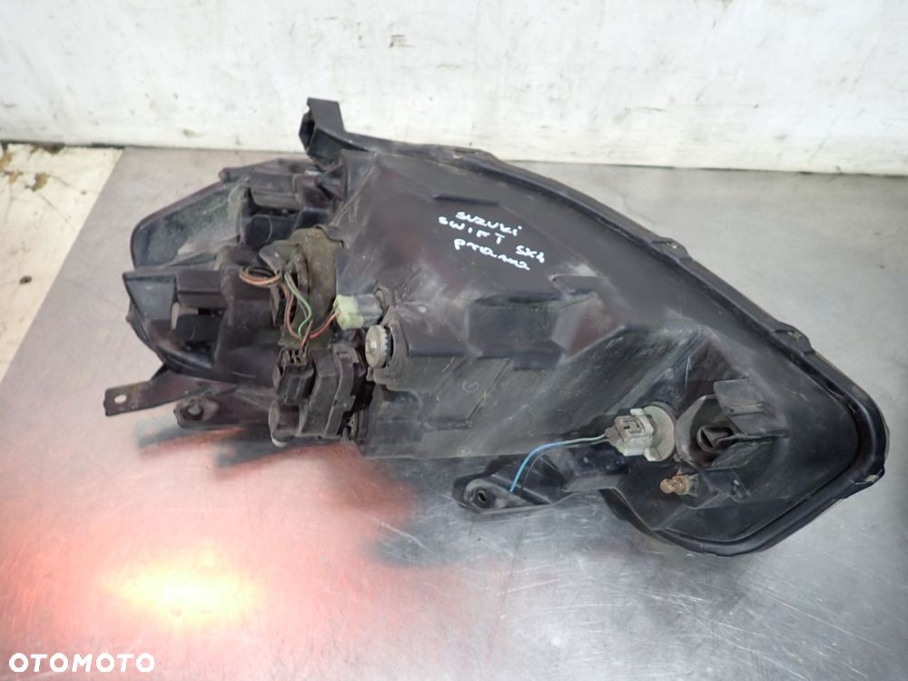 LAMPA PRAWA PRZEDNIA SUZUKI SX4 1.6 - 4