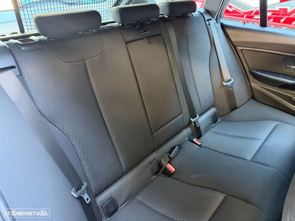 BMW 320 d Aut. Sport Line - 14