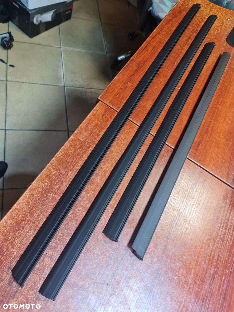 LISTWA DOLNA DRZWI PRAWY PRZÓD BMW E32 - 1