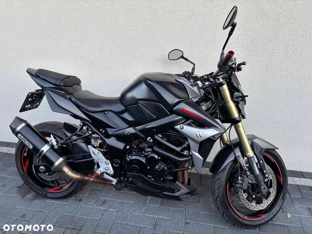 Suzuki GSR - 8