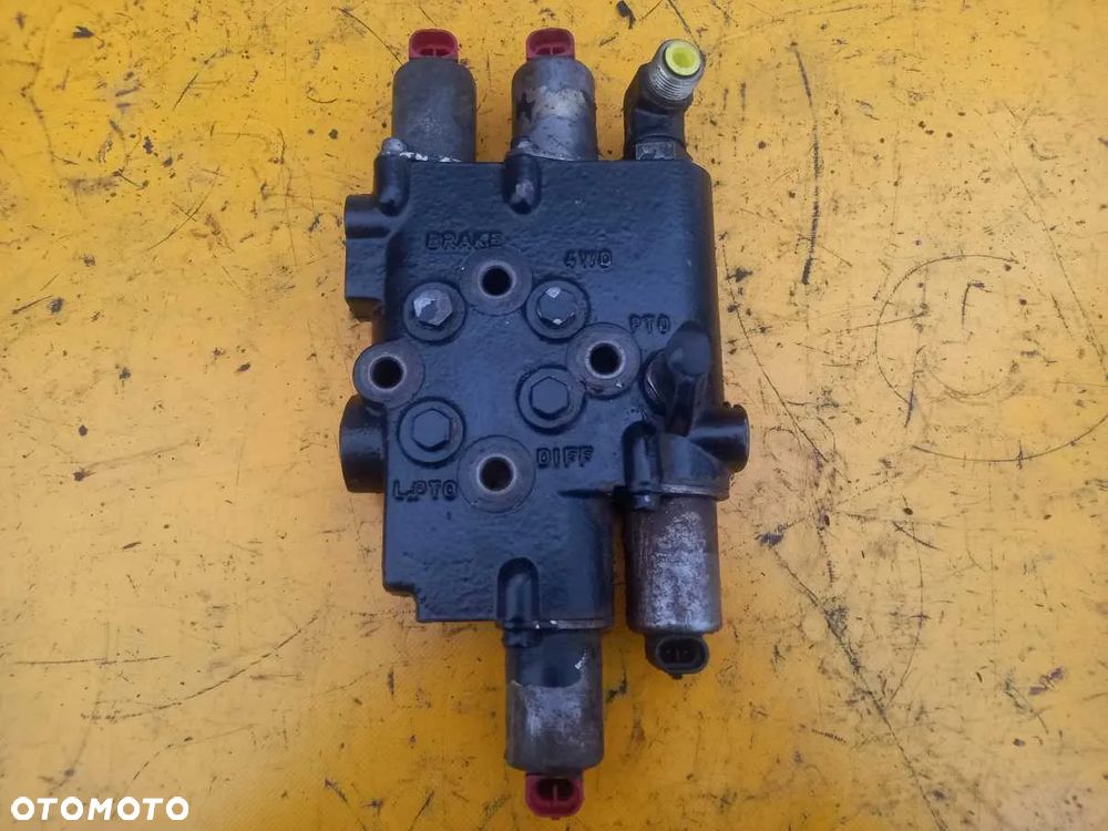 Blok hydrauliczny WOM 4WD New Holland TM175 - 1