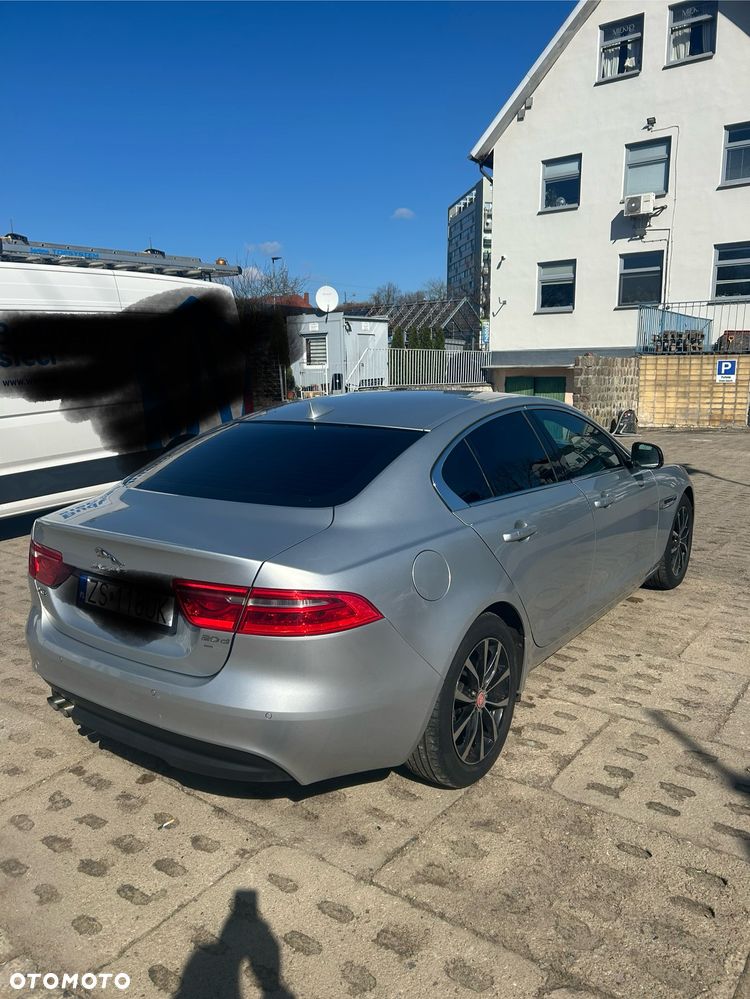 Jaguar XE 2.0 D R-Sport - 4