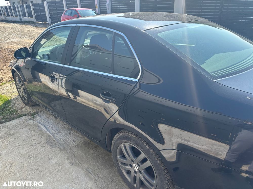 Volkswagen Jetta 1.6 FSI Comfortline - 5