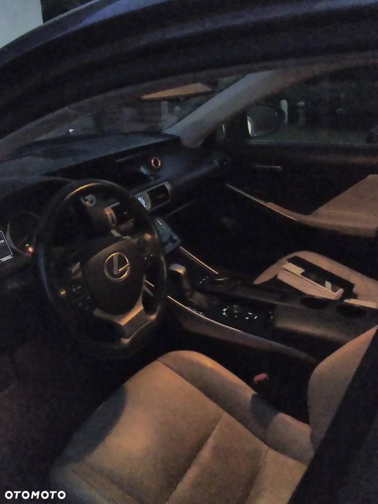 Lexus IS 300h Prestige - 18