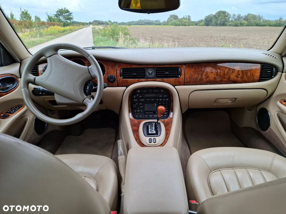 Jaguar XJ 3.2 - 6