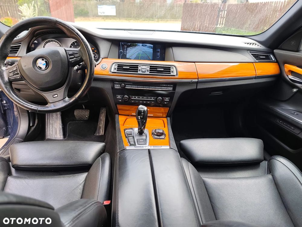 BMW Seria 7 750i L xDrive - 23