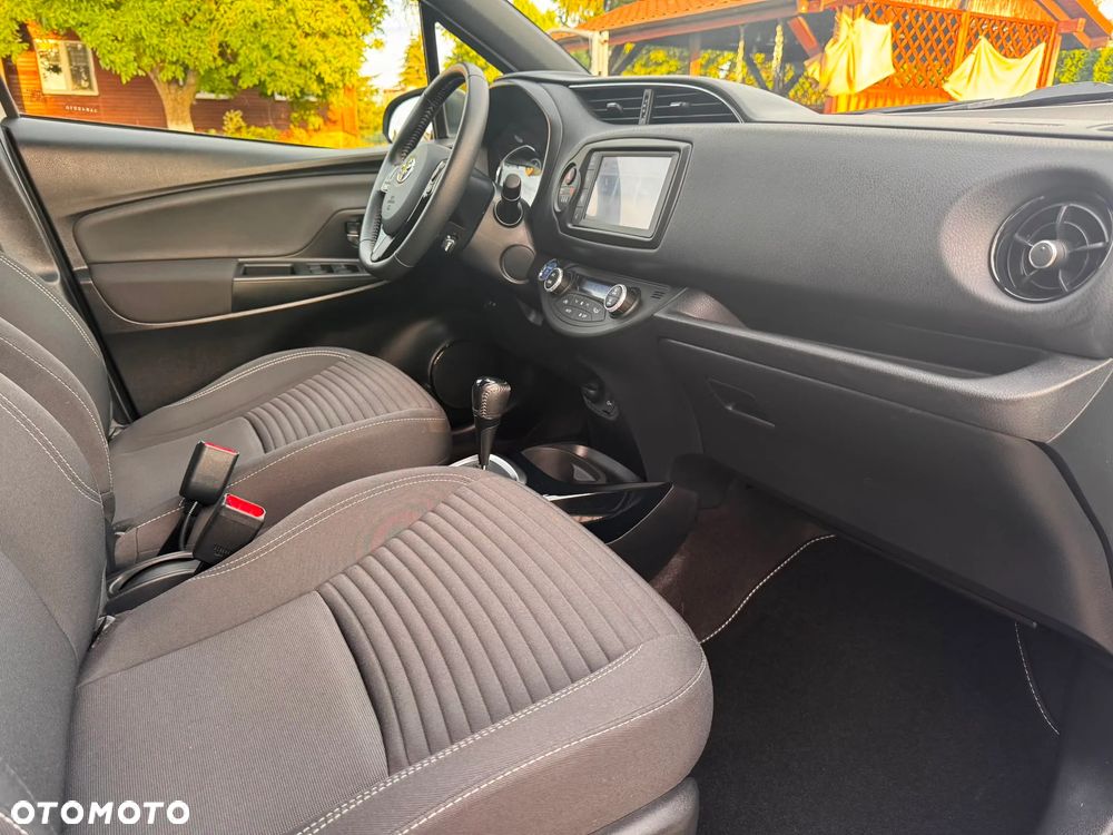 Toyota Yaris Hybrid 100 Selection - 22