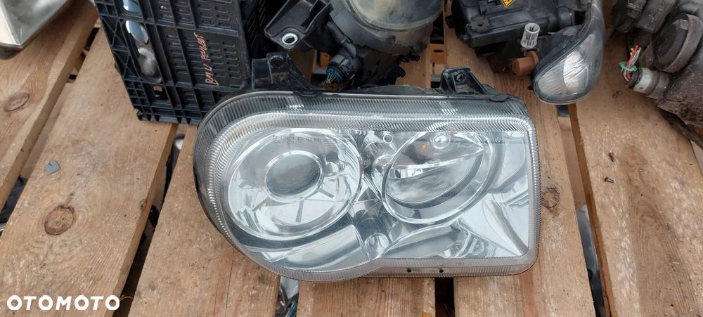 .  LAMPA PRZOD PRZEDNIA PRAWA CHRYSLER 300 C XENON !BEZ PRZETWORNICY! - 2