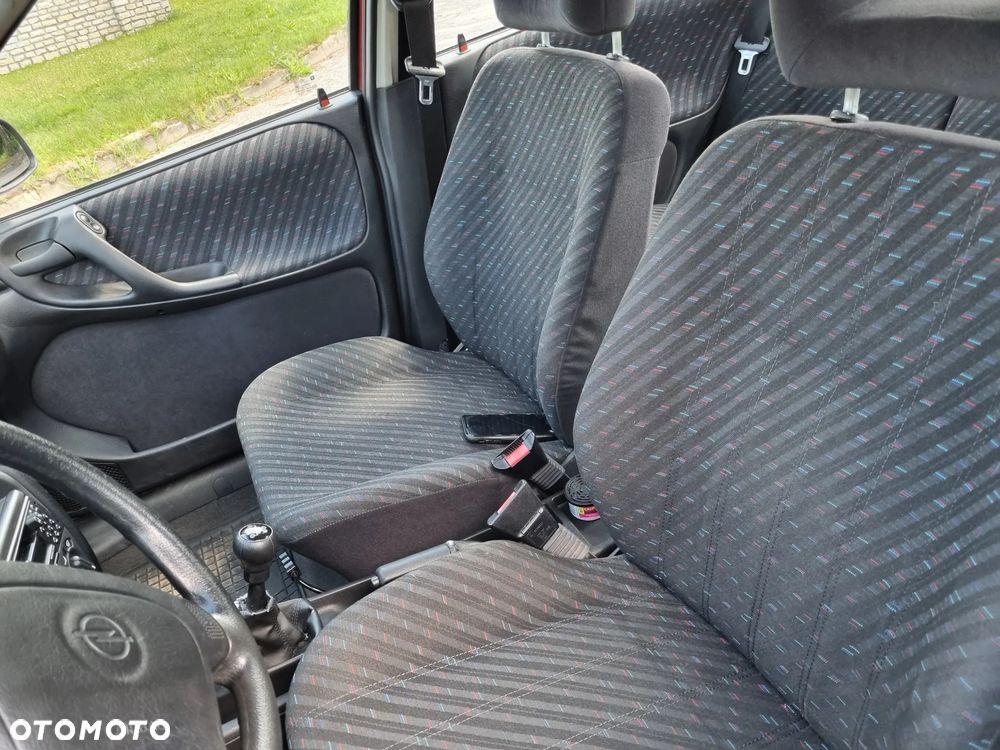 Opel Astra 1.6 GL - 23