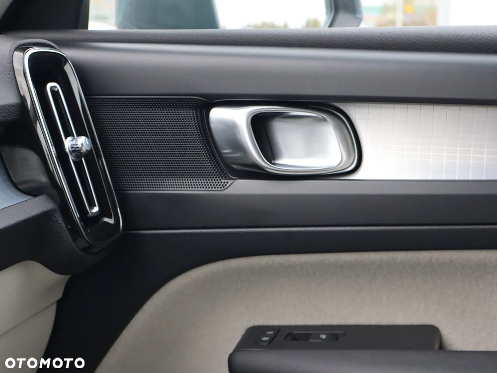 Volvo XC 40 T3 Momentum Pro - 24