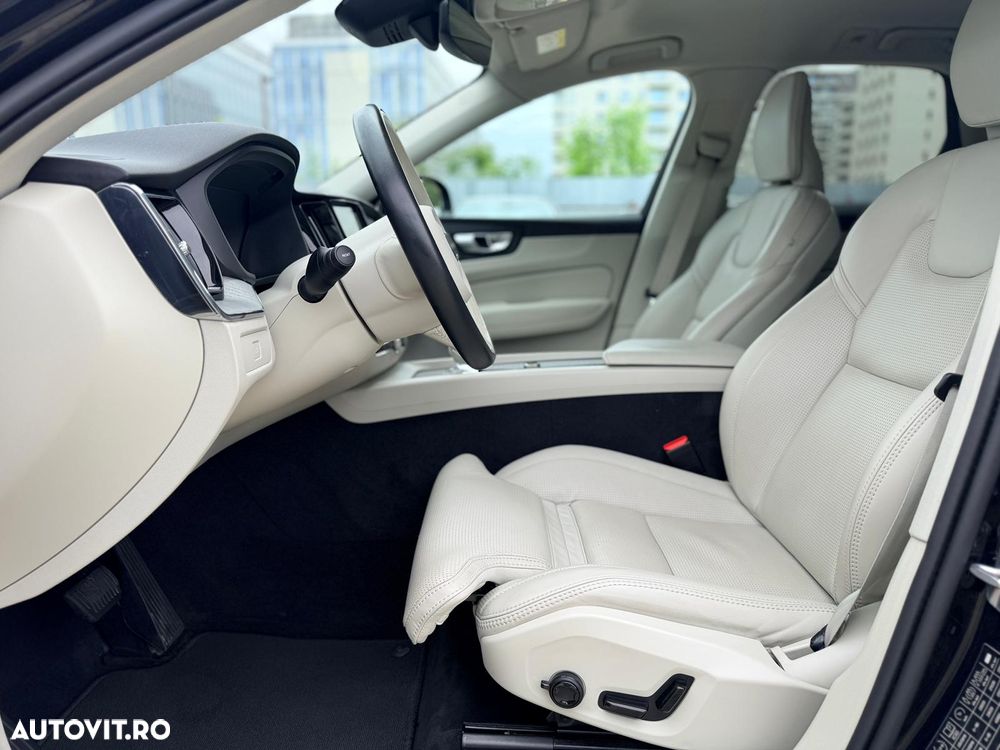 Volvo XC 60 B4 MHEV AT AWD Plus Dark - 10