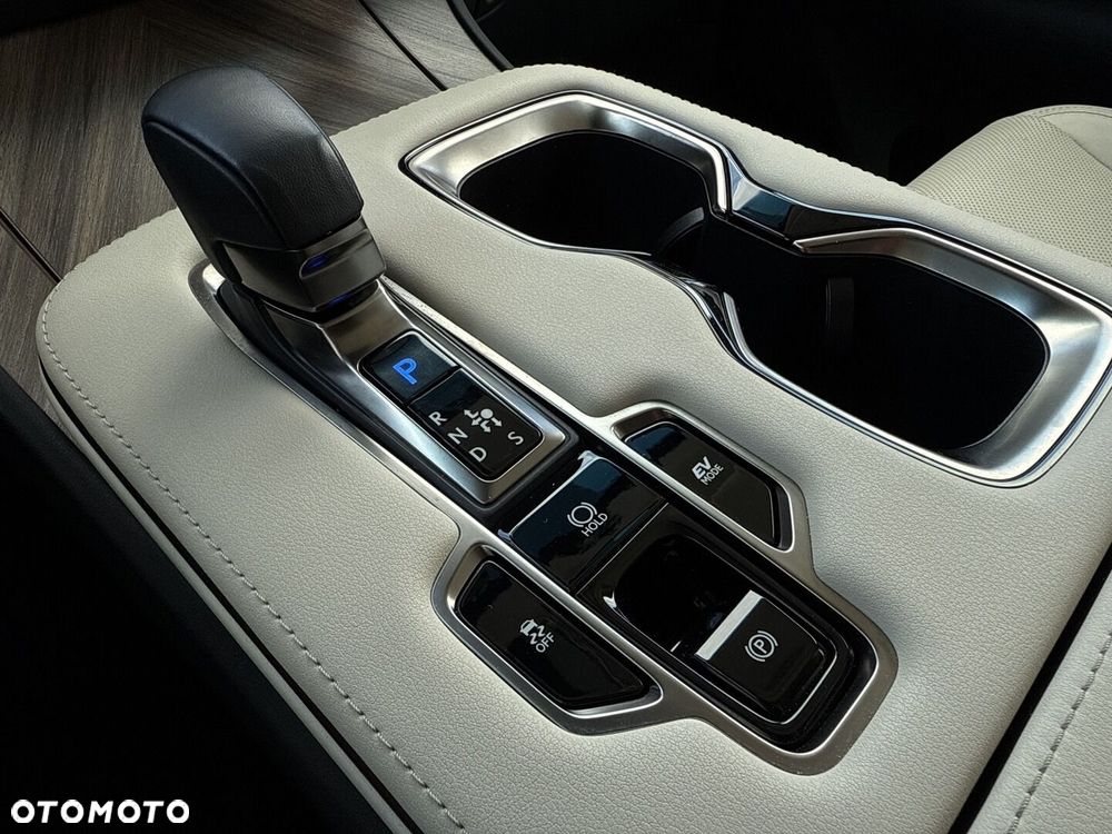 Lexus LM - 17