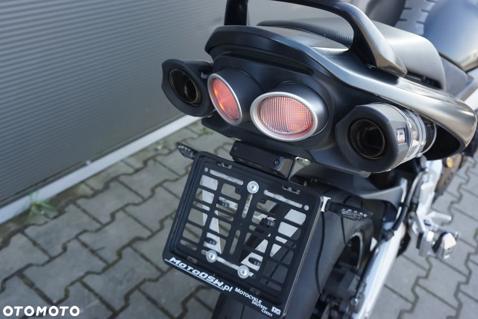 Suzuki GSR - 11