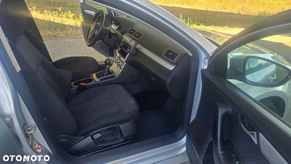 Volkswagen Passat 2.0 TDI DPF BlueMotion Technology Trendline - 25