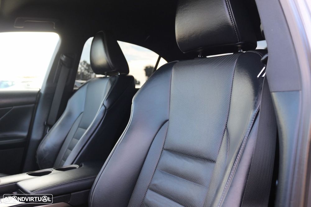 Lexus IS 300H F Sport - 43