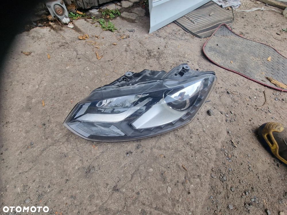 Reflektor  lewy  przód  polo  6R xenon  led - 1
