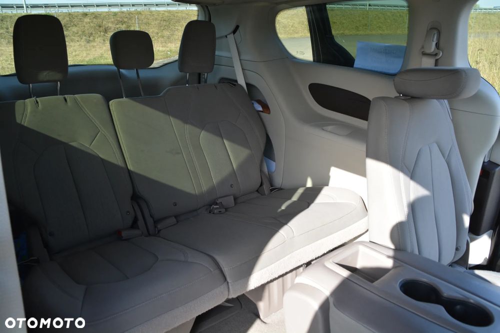 Chrysler Pacifica - 16