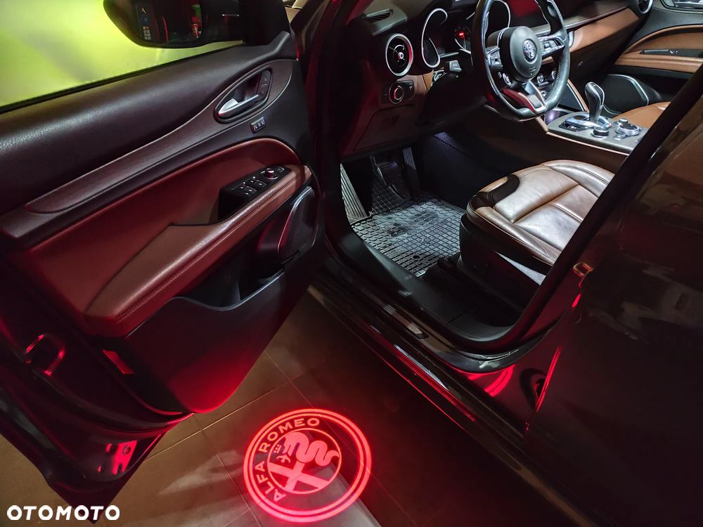 Alfa Romeo Stelvio 2.0 Turbo 16V AT8-Q4 Ti - 14