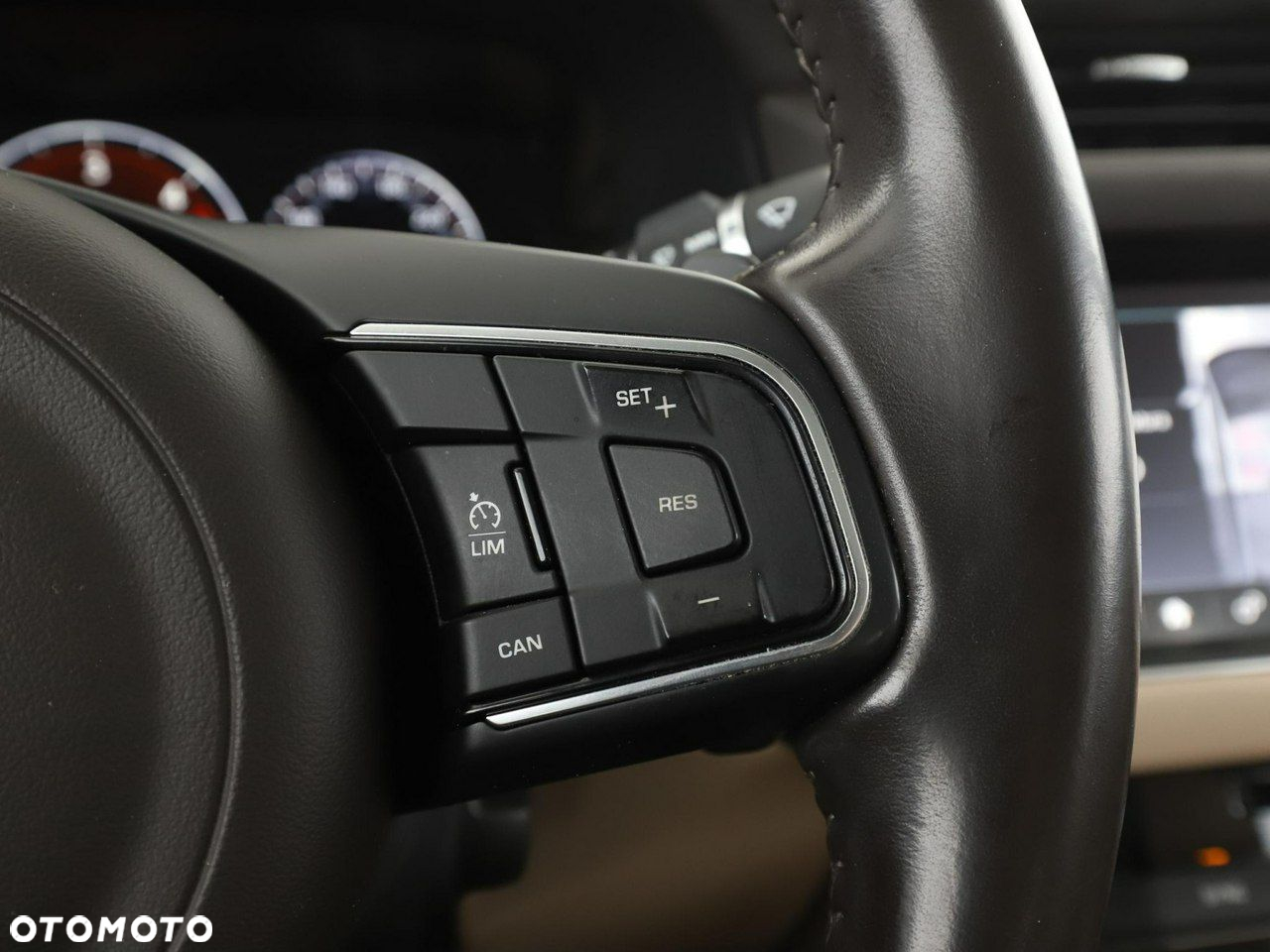 Jaguar XF 20d Portfolio - 31