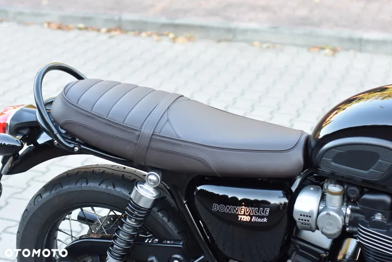 Triumph Bonneville - 12