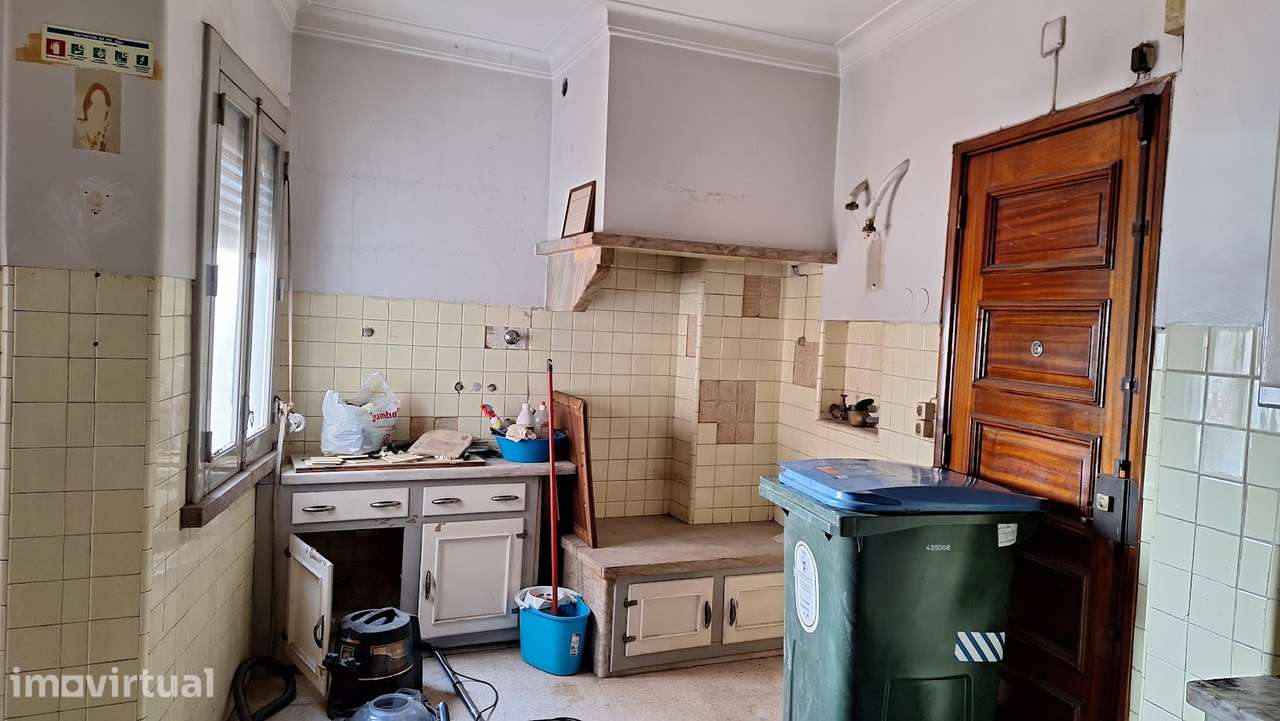 T5 Rua Luciano Cordeiro, Varanda, arrecadação, Remodelação total - Grande imagem: 5/16