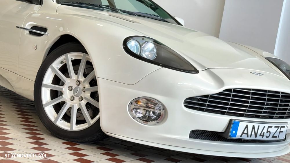 Aston Martin Vanquish S - 7