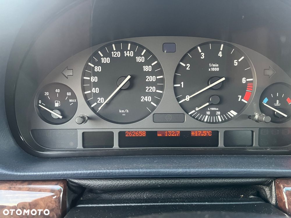BMW Seria 7 740i V8 - 12