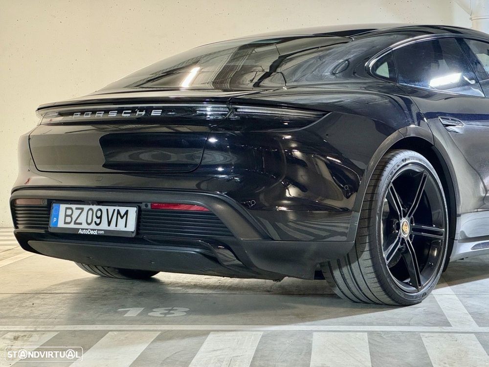Porsche Taycan Turbo - 12