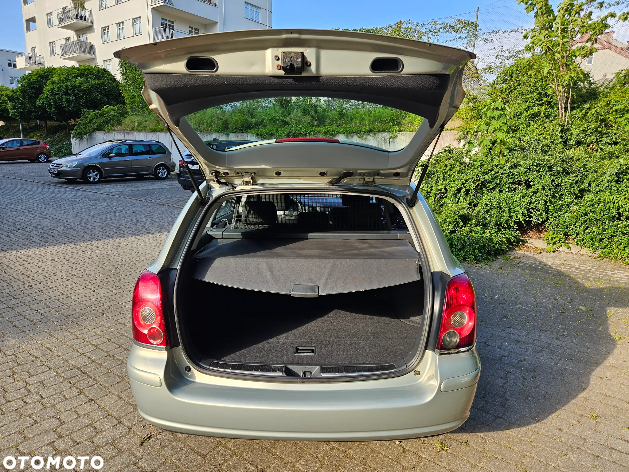 Toyota Avensis 1.8 VVT-i Combi Sol - 8