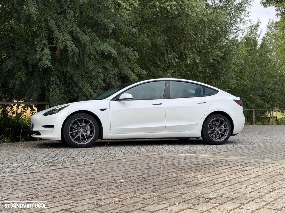 Tesla Model 3 Standard Range Plus RWD — fotografia 3