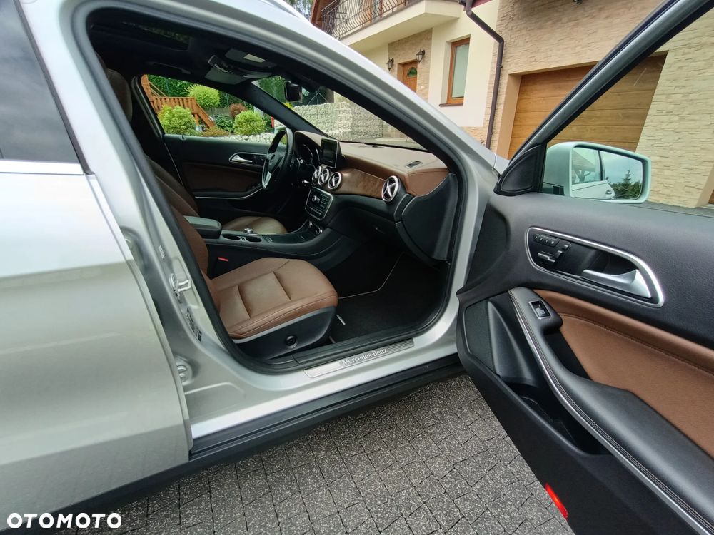 Mercedes-Benz GLA 250 4Matic 7G-DCT - 32