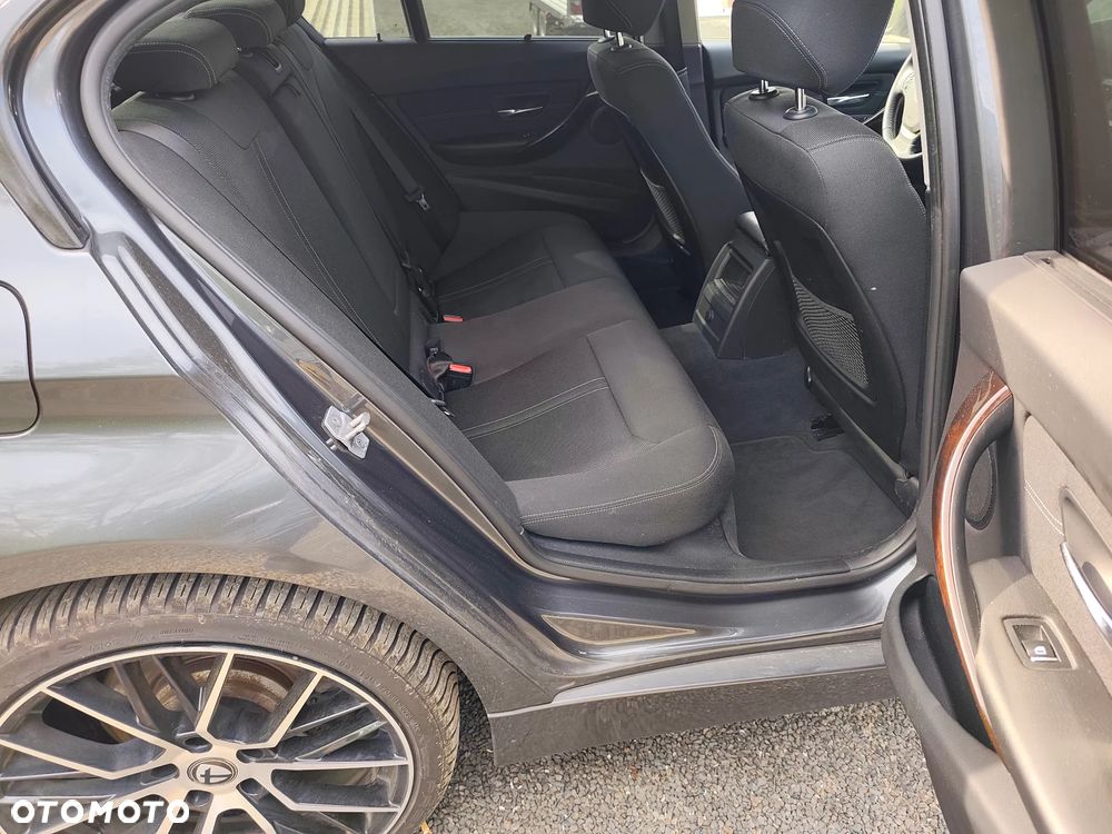 BMW Seria 3 330d xDrive Luxury Line - 40
