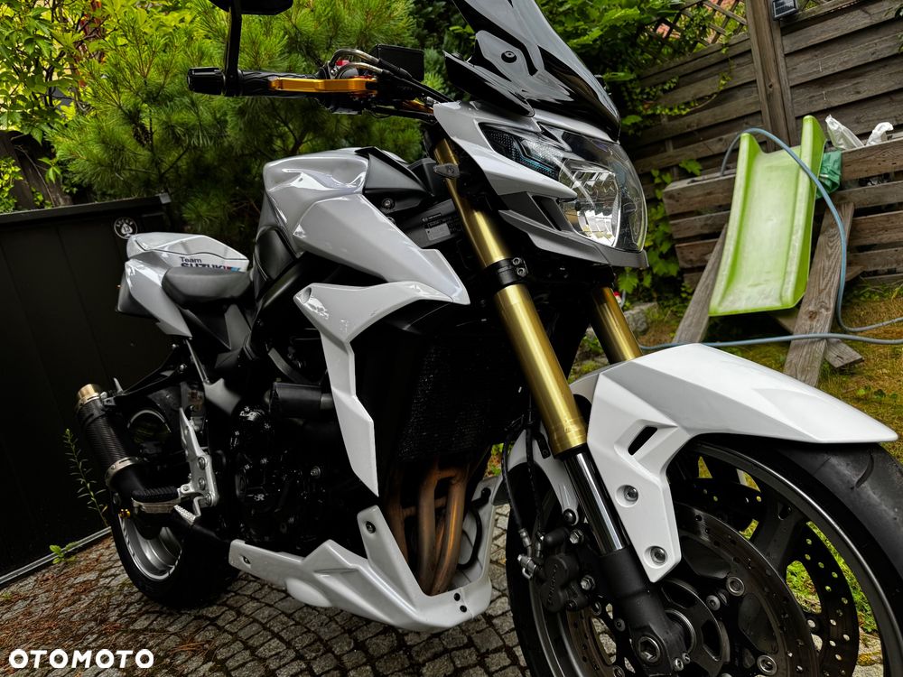 Suzuki GSR - 2