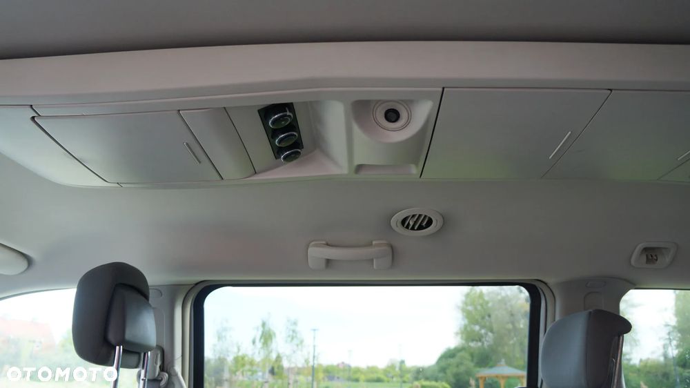 Chrysler Town & Country - 13